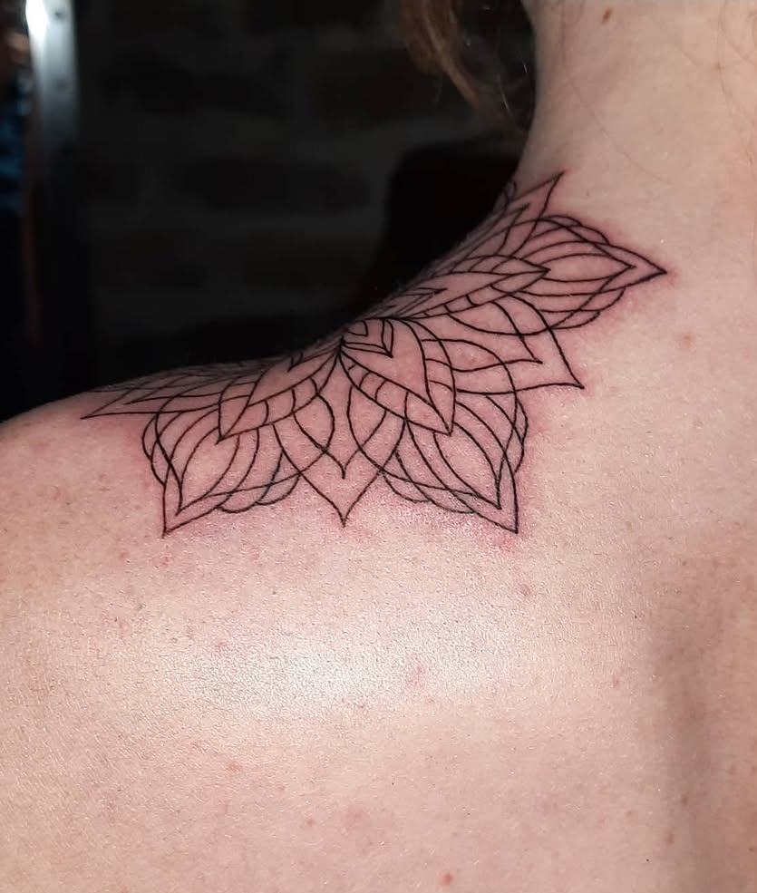 Tatouage mandala fine line sur l'épaule