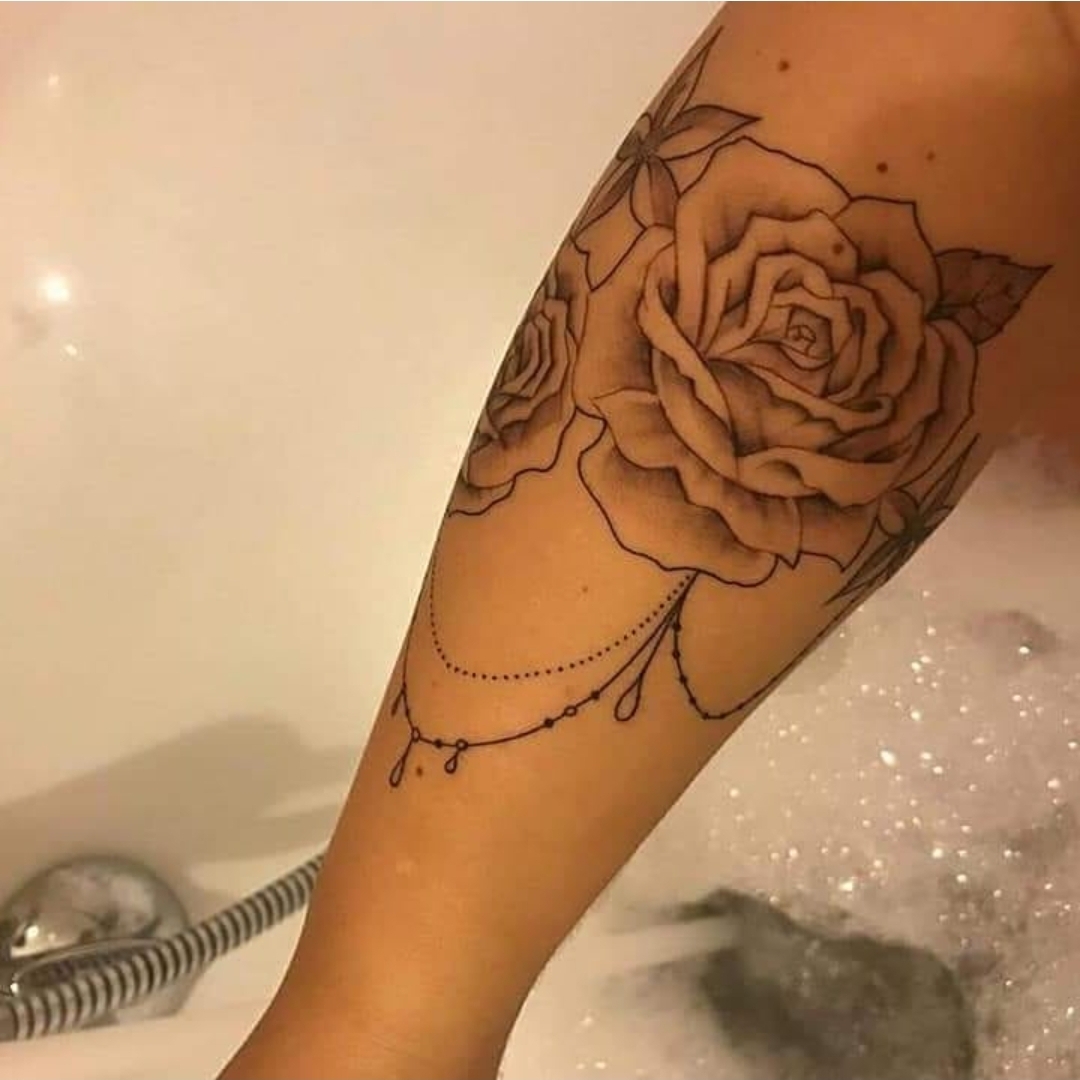 Tatouage rose ornementale sur le bras