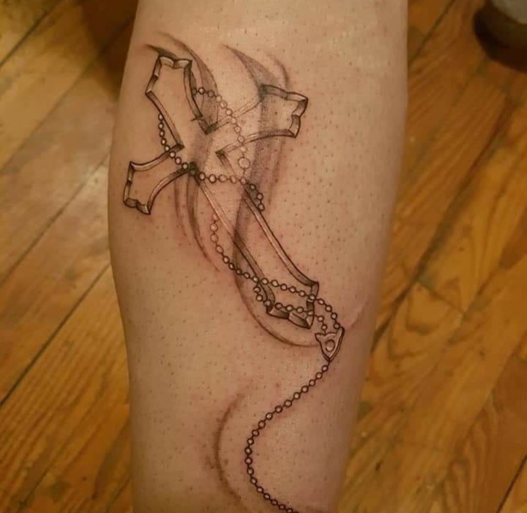 Tatouage croix et chapelet