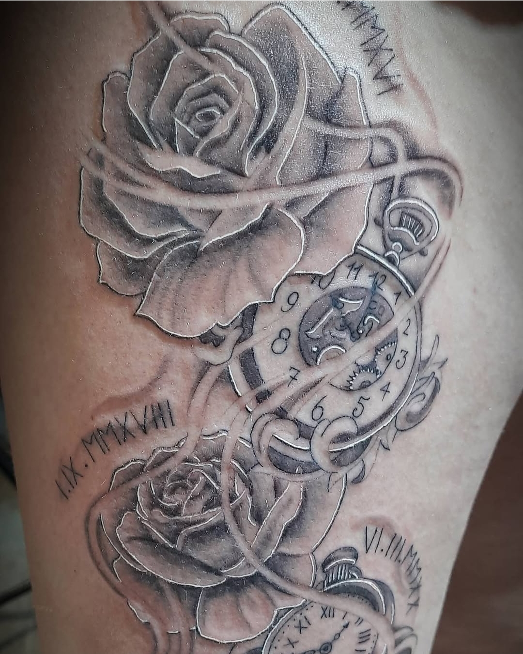 Tatouage roses et montre à gousset