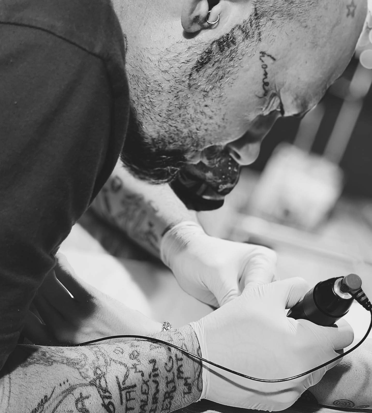 Greg en pleine séance de tatouage au studio