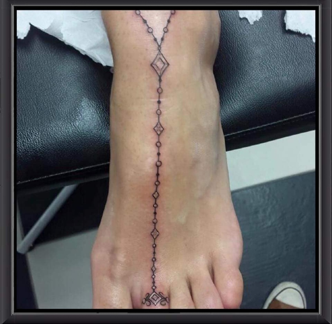 Tatouage ornemental sur le pied