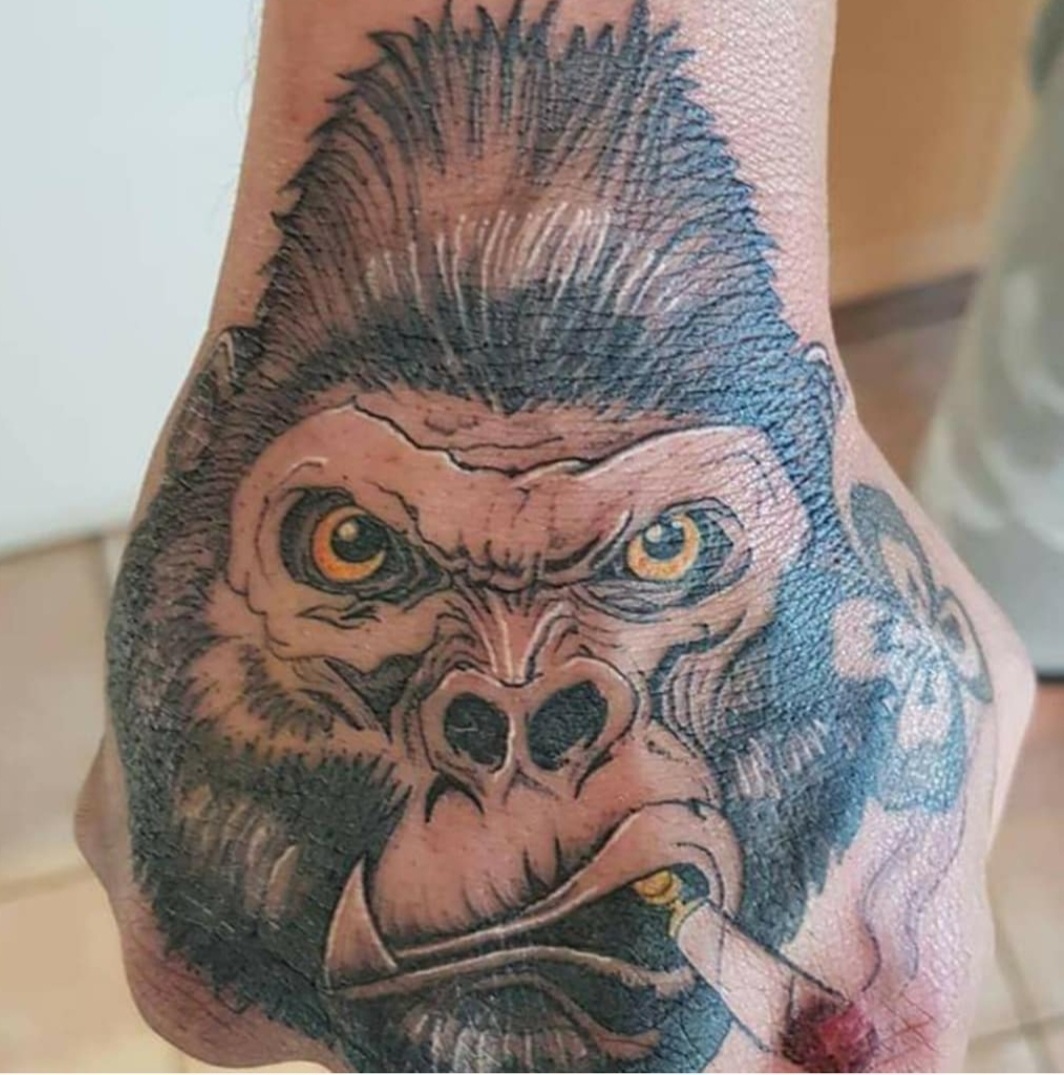 Portrait tatoué en noir et gris