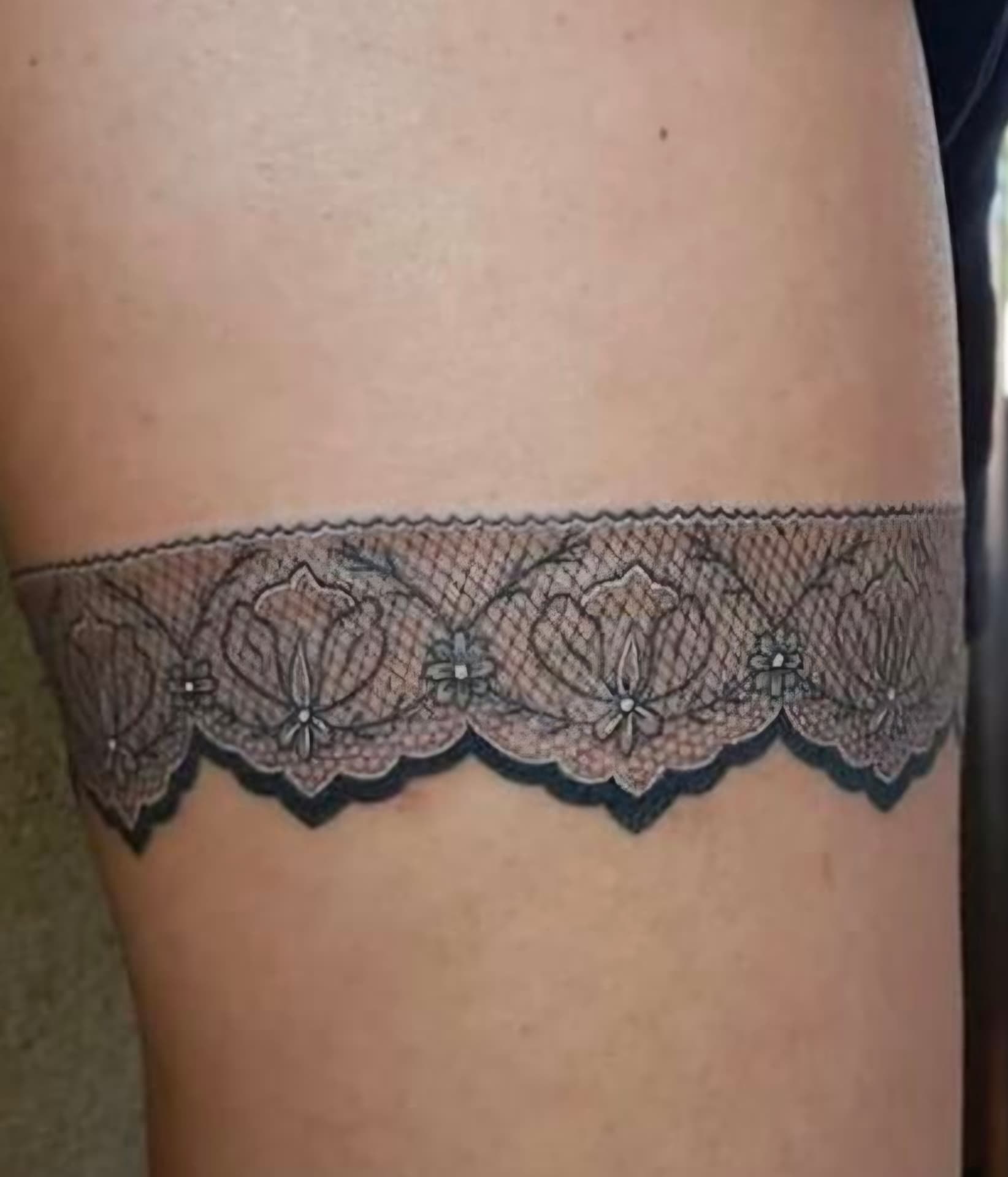 Tatouage personnages et fleurs sur la cuisse